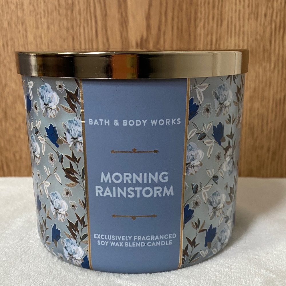 Bath & Body Works Blue Floral Morning Rainstorm Candle with Gold Lid